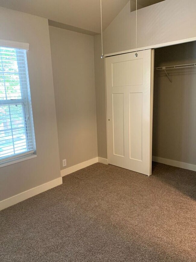 Building Photo - Spacious 2 Bed 1.5 Bath Townhome in Murray...