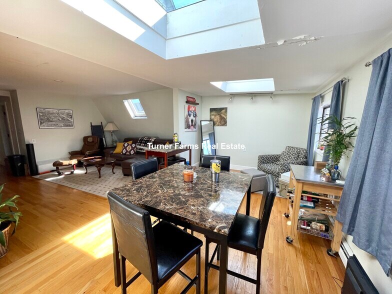 Building Photo - 10 Evergreen Ave