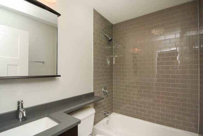 Building Photo - 696 Elm Pl