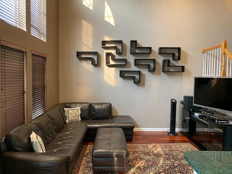 Building Photo - 304 Harvest Ln