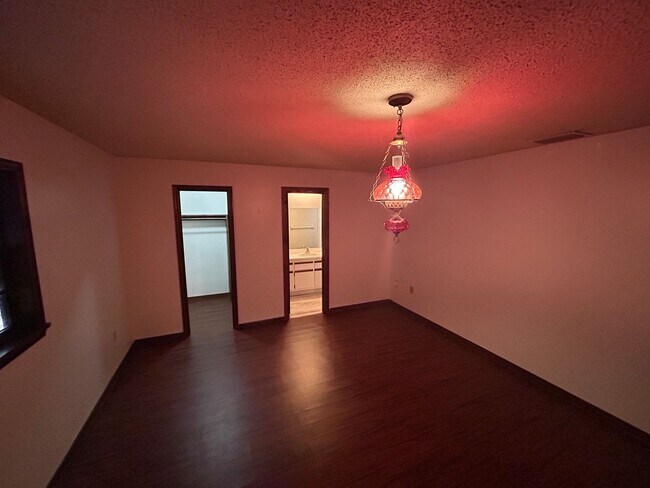 Building Photo - Spacious 3-Bedroom Home with Fenced Yard &...