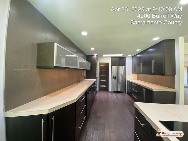 Building Photo - Sprawling Ranch with Open Floorplan & Exce...