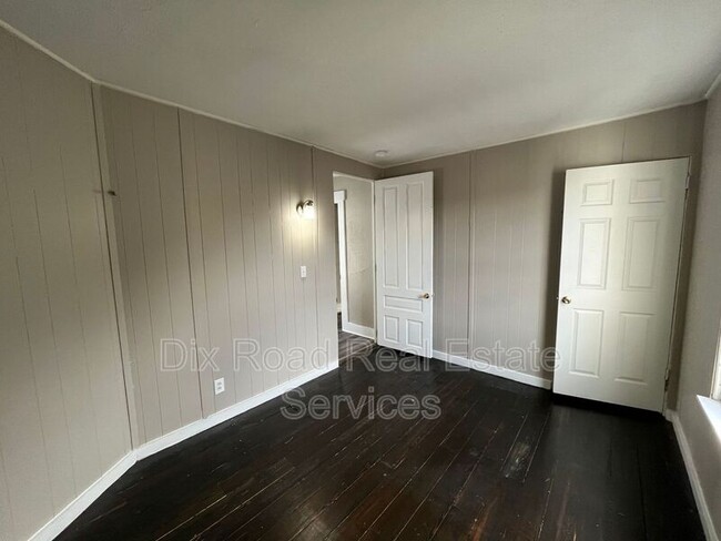 Building Photo - 305 Maple Ave