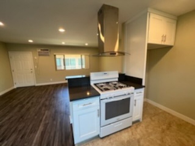 Building Photo - 7925 Vineland Ave