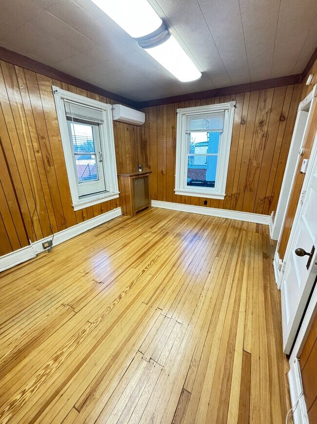 Building Photo - 316 W Broad St