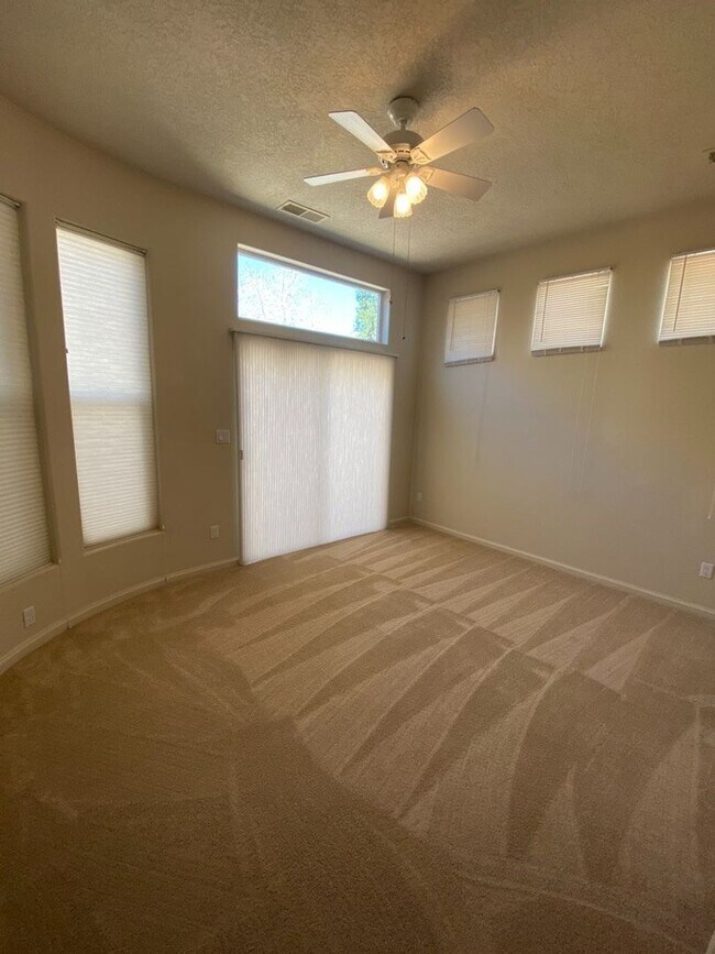 Building Photo - Beautiful 4 bedroom 3.75 bath in gated com...