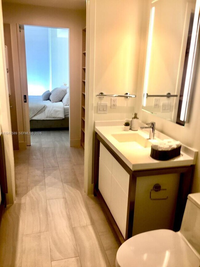 Building Photo - 2000 Metropica Wy