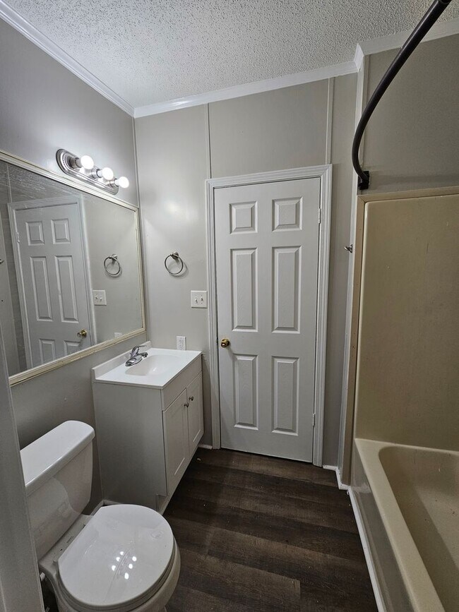 Building Photo - Renovated 3 Bedroom 2 Bath Home- Minutes from Shopping & Restaurants