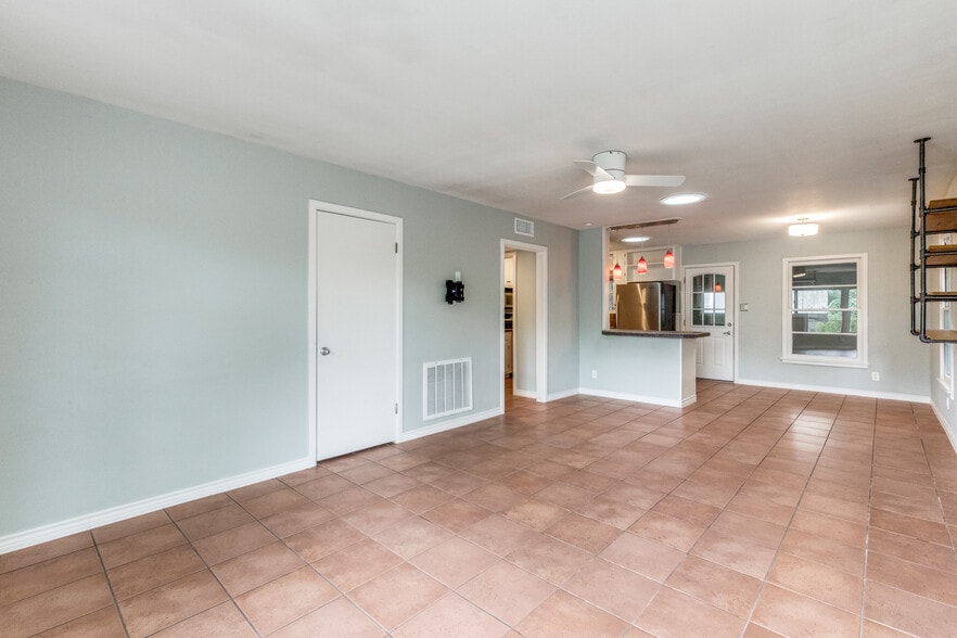 Building Photo - 11504 Oakwood Dr