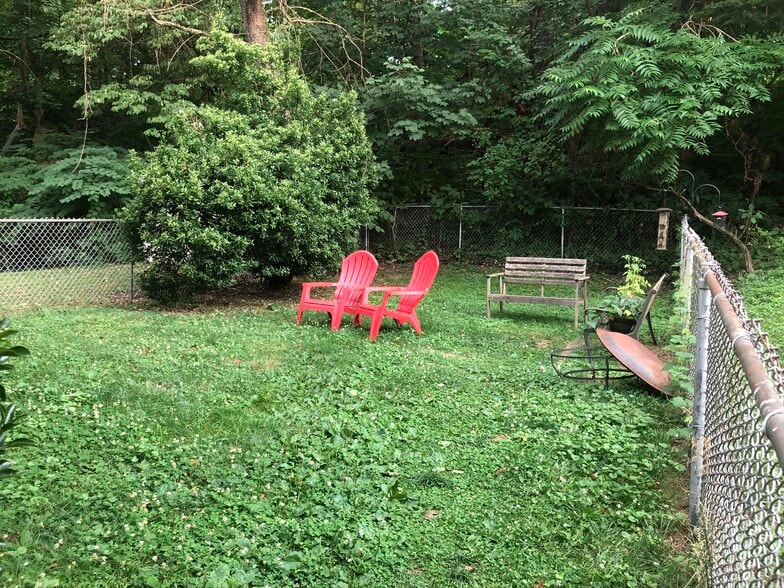 Building Photo - 620 Green Ln