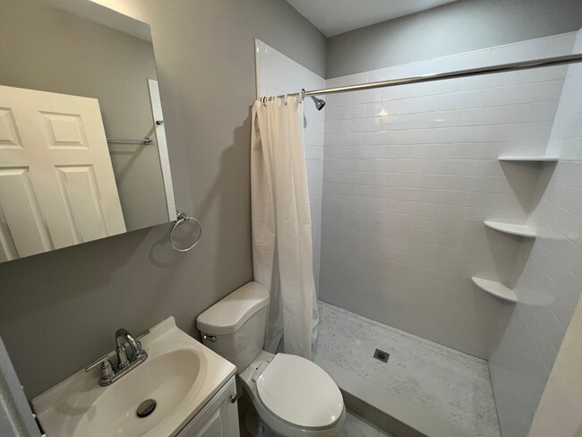 Building Photo - Huge updated 4 bed unit near Union Sq in S...