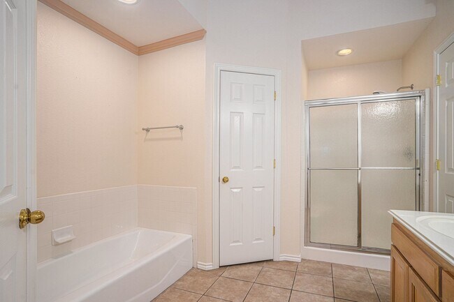 Building Photo - Welcome to this inviting 3-bedroom, 2-bathroom home in the heart of Cleburne, perfectly suited fo...