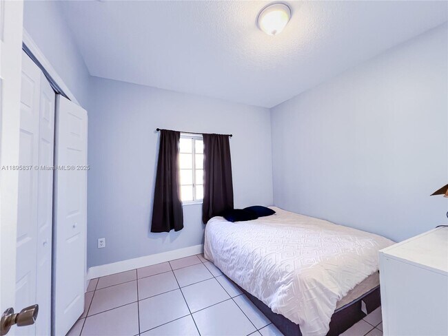 Building Photo - 3353 NE 11th Dr