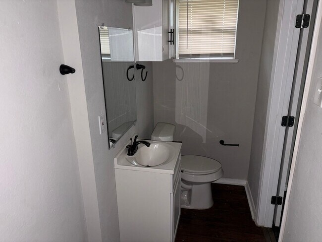 Building Photo - 6122 Glenhurst Dr