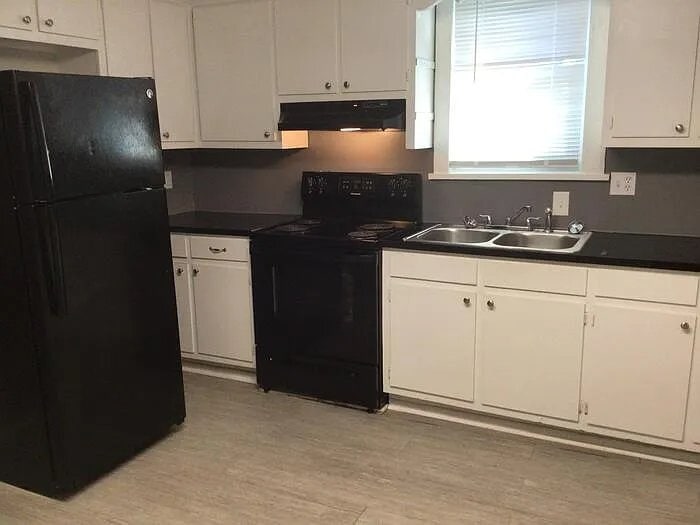 Building Photo - 9 Hemlock Dr