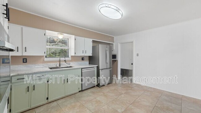 Building Photo - 701 Luehlfing Dr