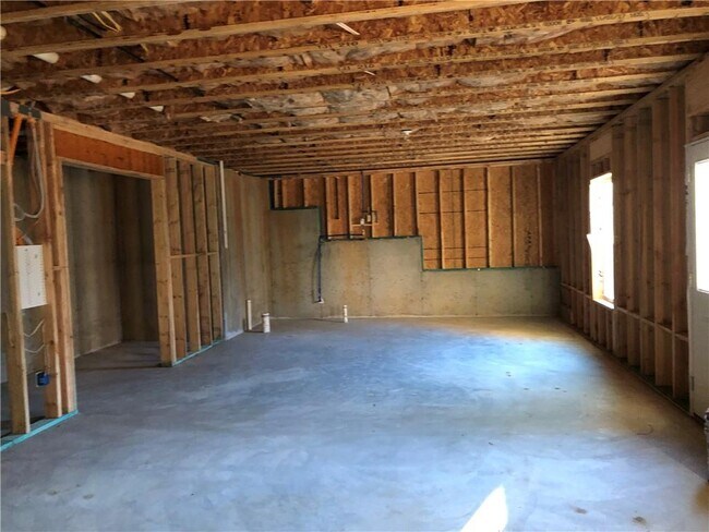 Building Photo - 5315 Mirror Lake Dr