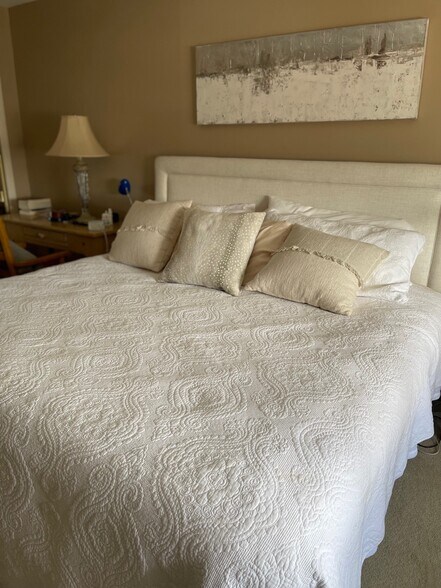 Sleep like a king! - 893 Farmington Ave