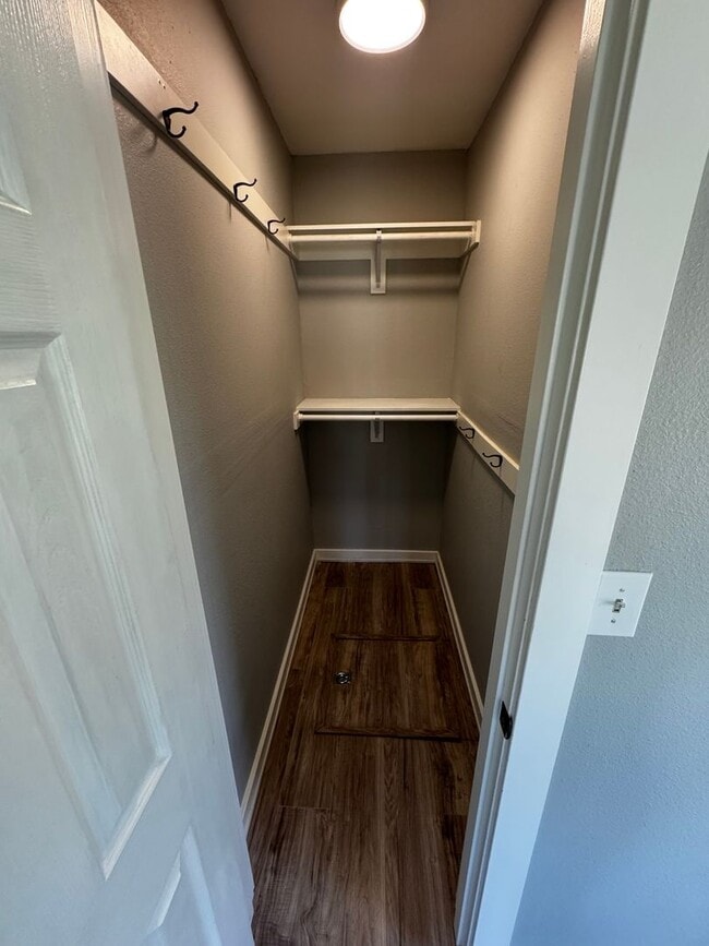 Building Photo - 1 Bedroom, 1 Bathroom Duplex