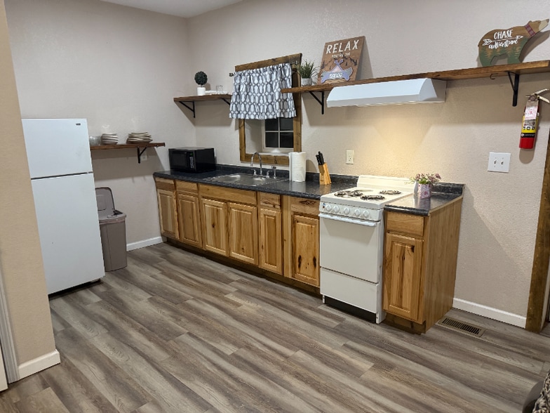 Building Photo - 214 Main St