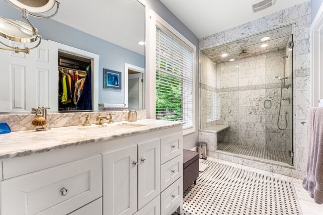 Building Photo - LOCATION LOCATION!! Stunning home located ...