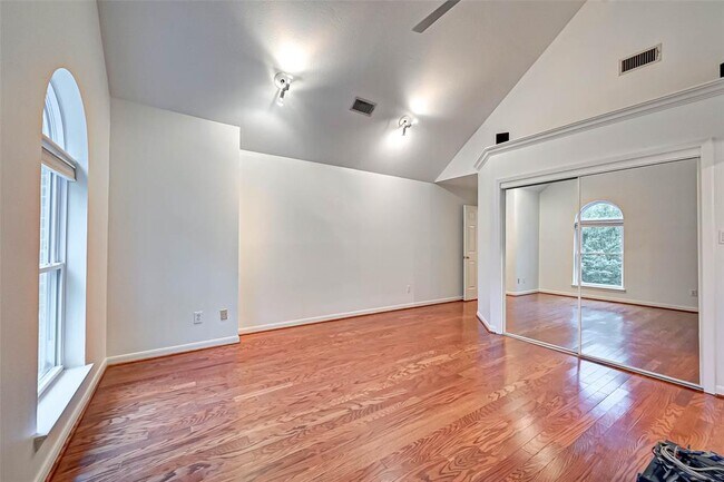 Building Photo - 1551 Cortlandt St