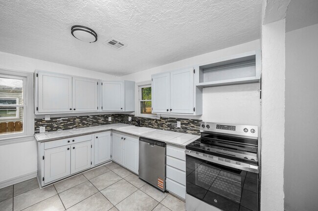 Building Photo - 1925 NW Oak Ave