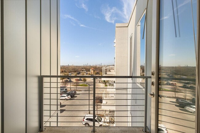 Building Photo - 5820 1/2 Cameron Road-SI FL4-ID1303394P