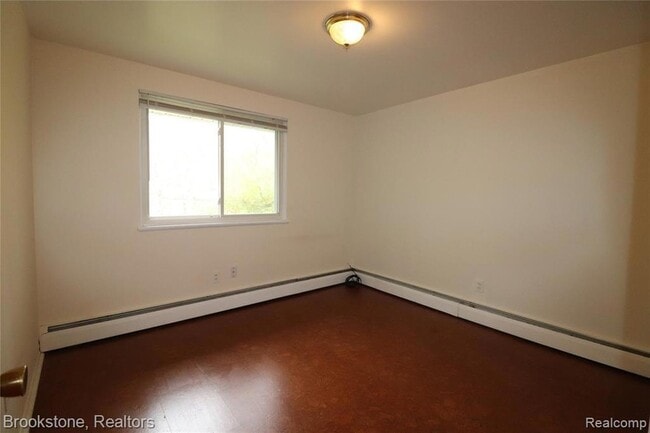 Building Photo - 2 Glendale Dr