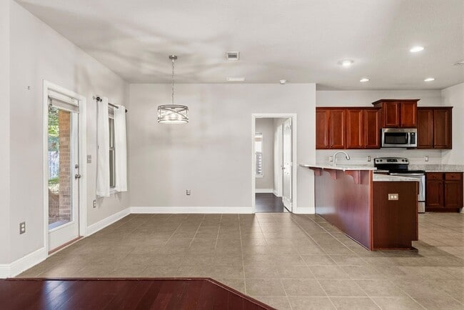 Building Photo - 554 Camellia Ct