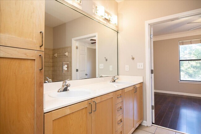 Building Photo - 2bd/2Ba Midtown Condo Perfect for Roommates w/ Pool and Gym!