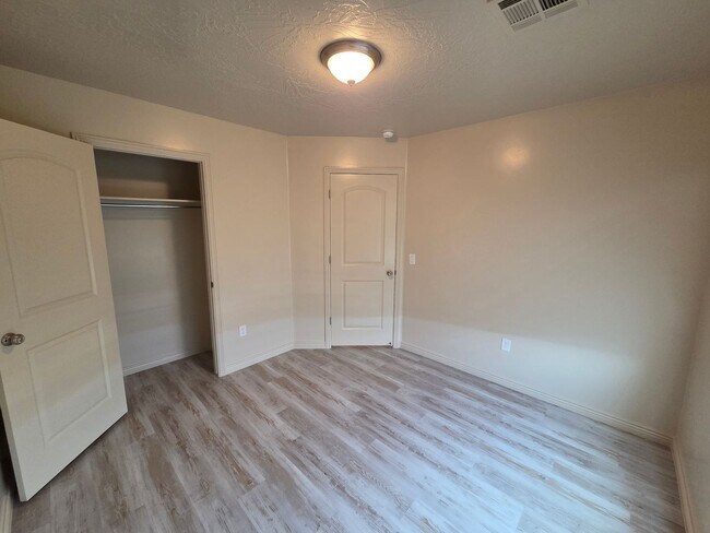Building Photo - Large 4 Br - like new under $2k!