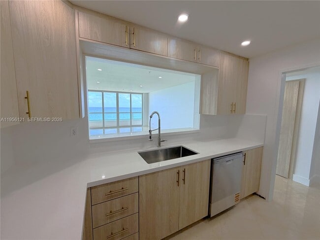 Building Photo - 5601 Collins Ave