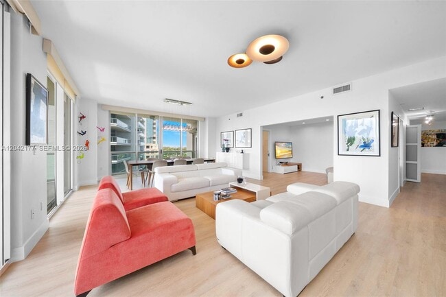 Building Photo - 2645 S Bayshore Dr