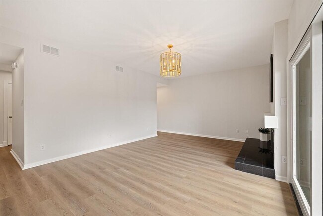 Building Photo - 4711 Spicewood Springs Rd