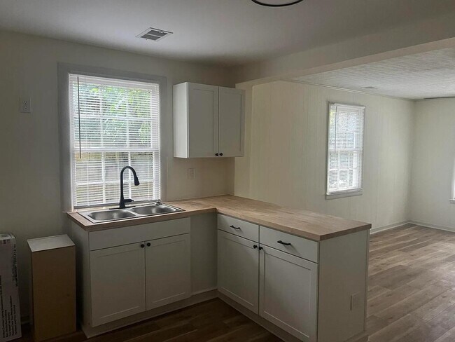 Building Photo - 1815 Jenkins St