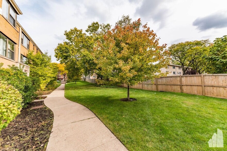 Building Photo - 7320 N Ridge Blvd