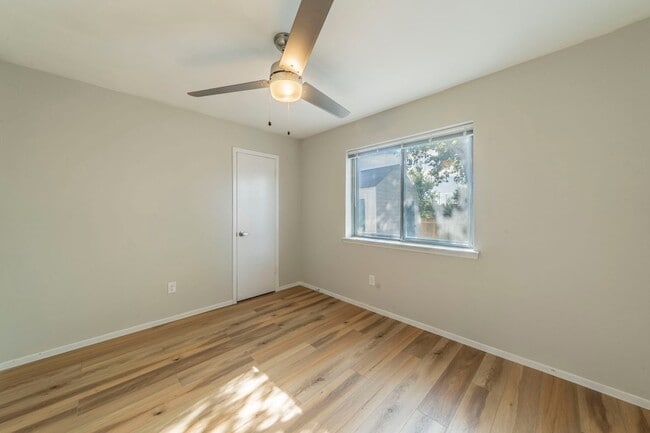 Building Photo - 802 Birchwood Dr