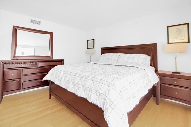 Building Photo - 5757 Collins Ave