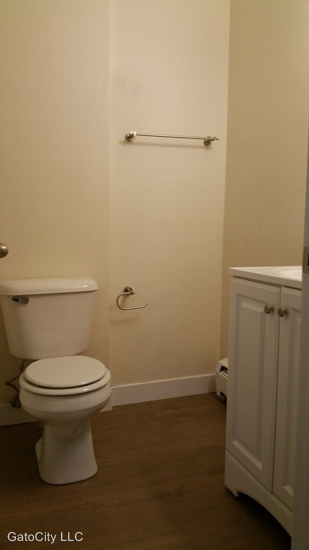 Building Photo - 1535 N Van Buren St