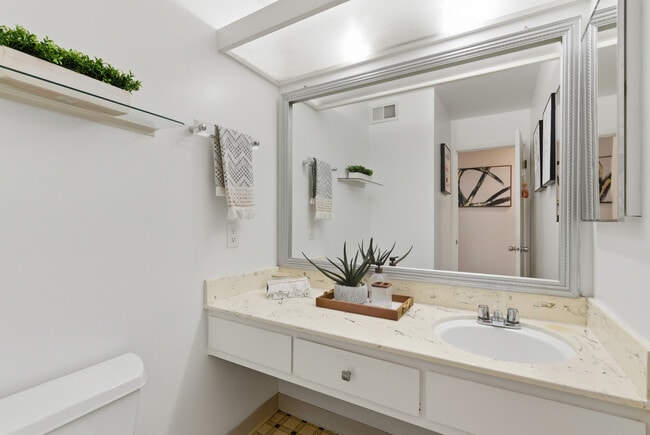 Building Photo - 1123 San Ramon Valley Blvd