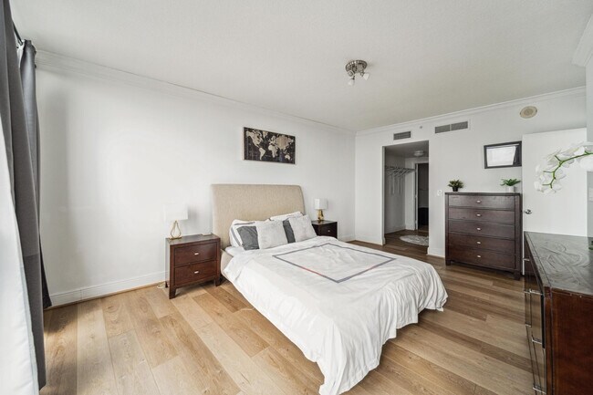 Building Photo - 1750 N Bayshore Dr