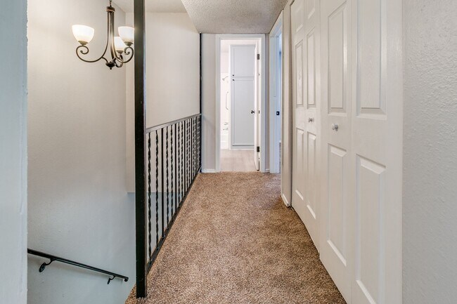Building Photo - Newly Renovated 2bed 2 bath !Townhome