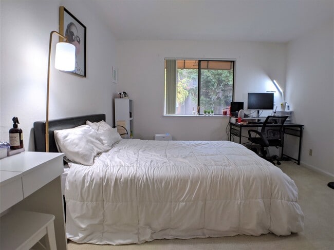 Building Photo - 2250 Monroe St