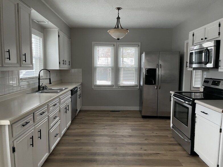 Building Photo - 304 S 1st St