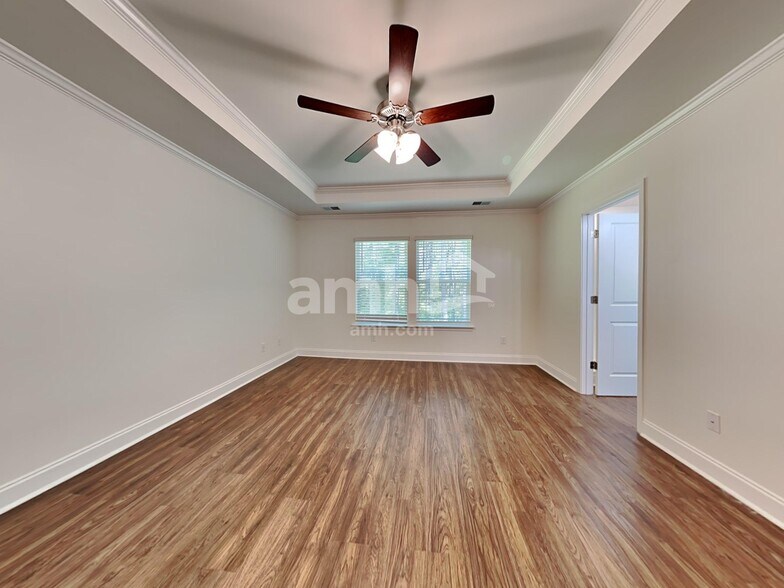 Building Photo - 223 S Live Oak Dr