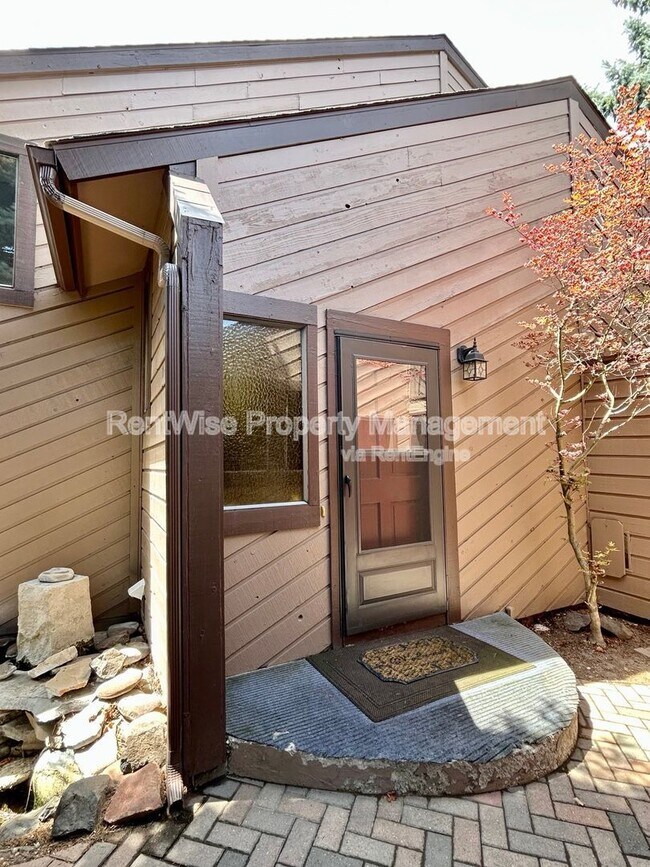 Building Photo - 875 N Gossett Pl
