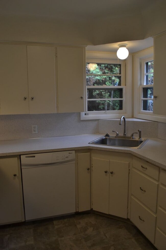 Building Photo - Quaint two-bedroom charmer in Northeast Salem
