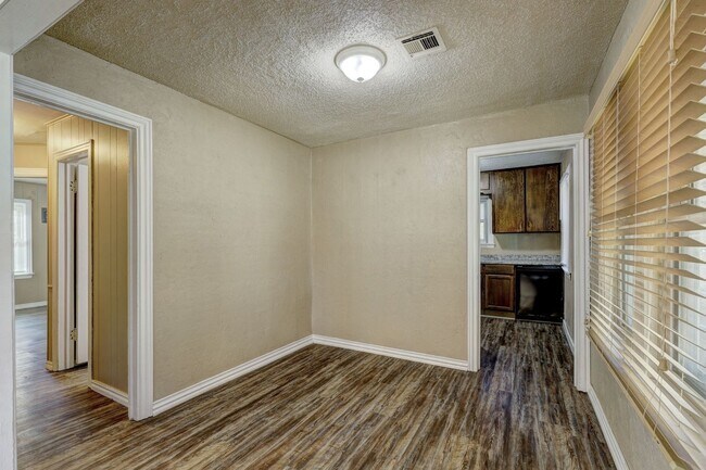 Building Photo - 3 Bed 2 Bath close to OU Med Center