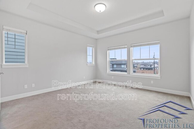 Building Photo - 6843 SE Red Alder St